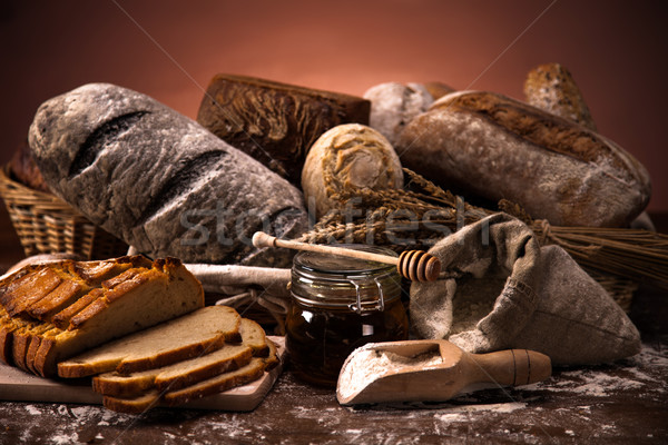 Proaspăt pâine grâu masa de lemn bucătărie tabel Imagine de stoc © BrunoWeltmann