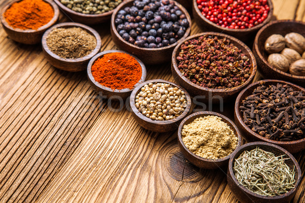 Especias colorido mesa de madera bolos alimentos Foto stock © BrunoWeltmann