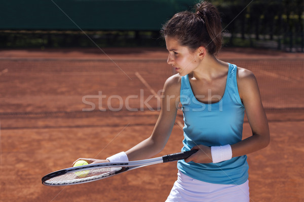 Joven jugando pista de tenis nina hermosa Foto stock © BrunoWeltmann