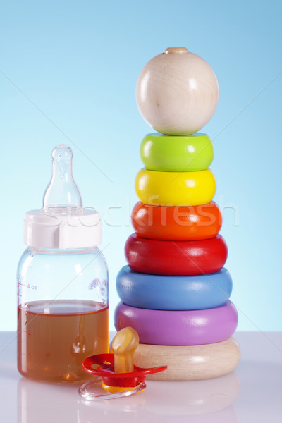 Jouets pour bébés table fond vert amusement [[stock_photo]] © BrunoWeltmann