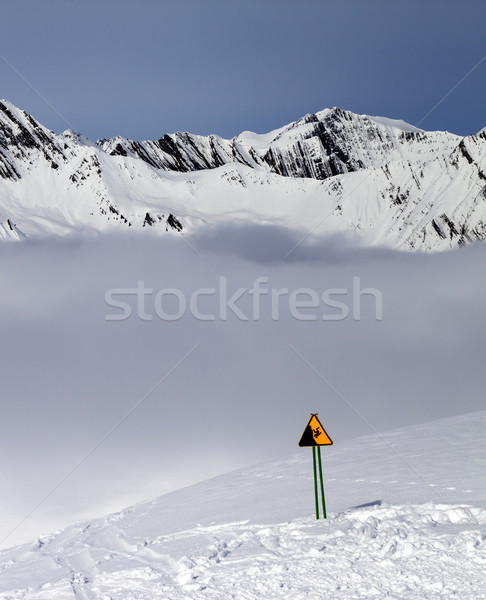 Warnung singen Skipiste Berge Nebel Stock foto © BSANI