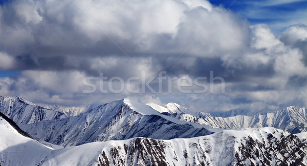 Iarnă lumina soarelui munţi nori caucaz Georgia Imagine de stoc © BSANI