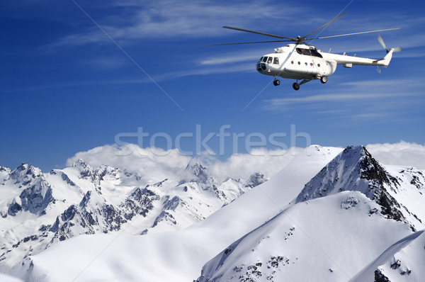 Elicopter iarnă munţi peisaj albastru nor Imagine de stoc © BSANI
