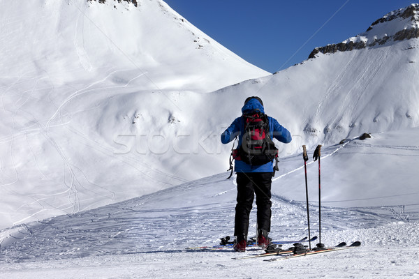 Skifahrer Skipiste Sonne Tag Berge Stock foto © BSANI