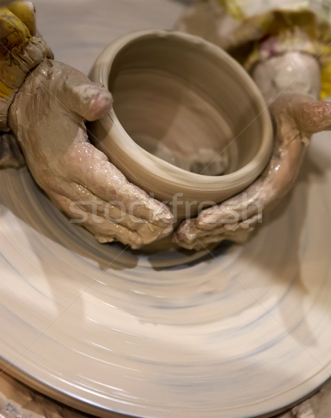 Jeune fille processus argile bol poterie Photo stock © BSANI