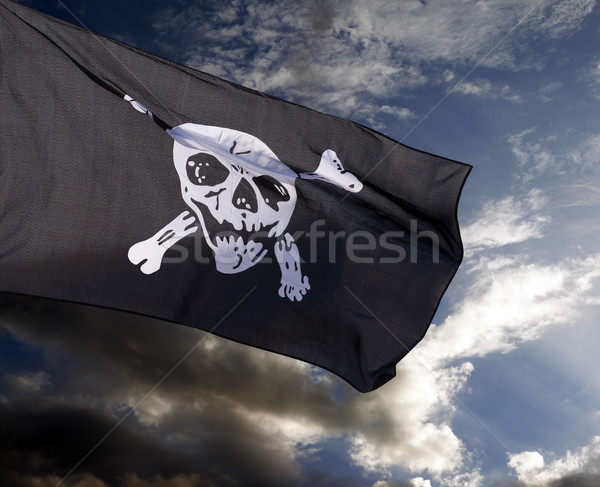 Foto stock: Alegre · pirata · bandera · nubes · de · tormenta · cruz · azul