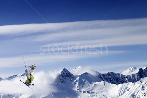 Freestyle Ski blauer Himmel Schnee Berge Wolken Stock foto © BSANI