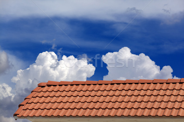 Acoperiş gresie Blue Sky nori cer casă Imagine de stoc © BSANI