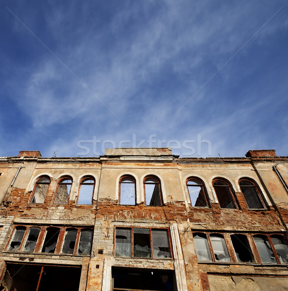 Stock fotó: Homlokzat · öreg · elpusztított · ház · törött · ablakok