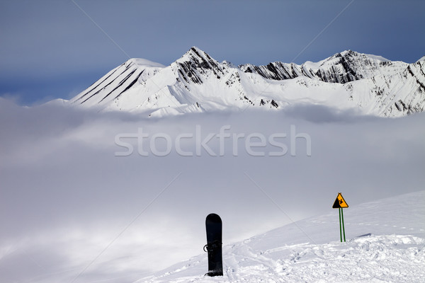 Stockfoto: Waarschuwing · zingen · snowboard · bergen · mist · kaukasus