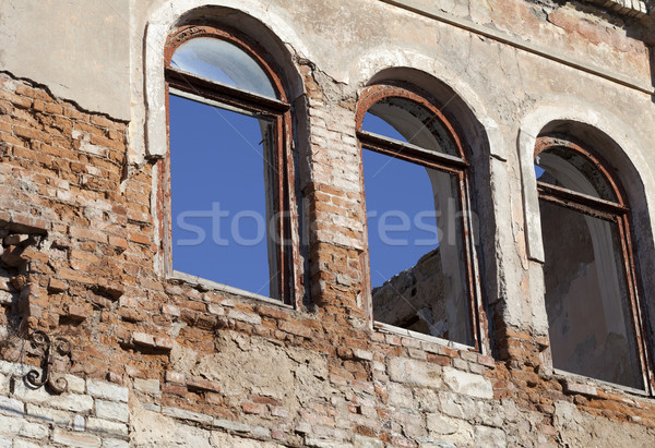 Parede de tijolos velho destruído casa edifício cidade Foto stock © BSANI
