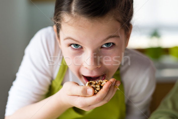 Funny dziewczyna jedzenie zdrowe odżywianie młoda dziewczyna kobieta Zdjęcia stock © bubutu