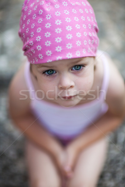 Cute dziewczynka patrząc ktoś coś mały Zdjęcia stock © bubutu