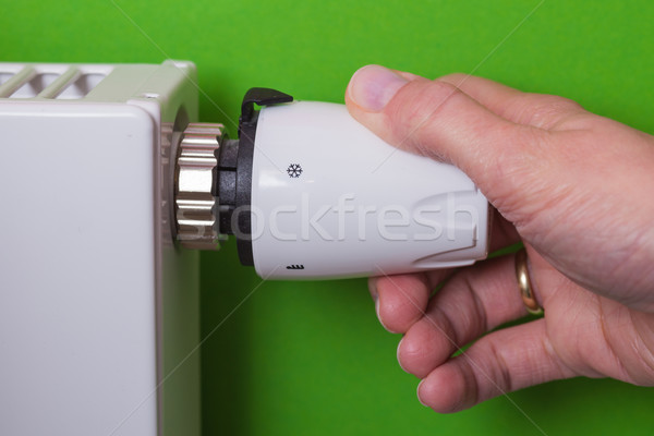 Radiador termóstato mão verde ajuste salvar Foto stock © bubutu