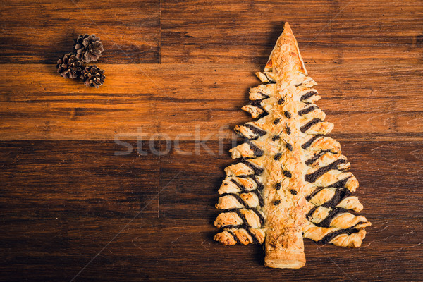 [[stock_photo]]: Arbre · de · noël · gâteau · table · en · bois · maison · amande · pavot