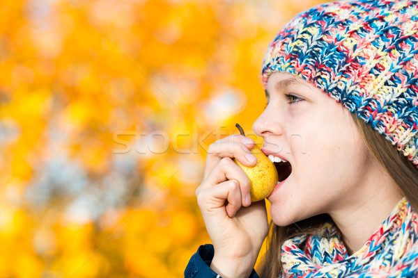 Lány eszik körte boldog haj gyümölcs Stock fotó © bubutu