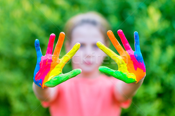 [[stock_photo]]: Petite · fille · mains · peint · coloré · prêt · main