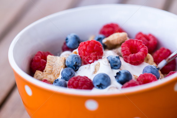Egészséges reggeli müzli friss gyümölcsök kukoricapehely Stock fotó © bubutu