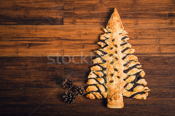 [[stock_photo]]: Arbre · de · noël · gâteau · table · en · bois · maison · amande · pavot