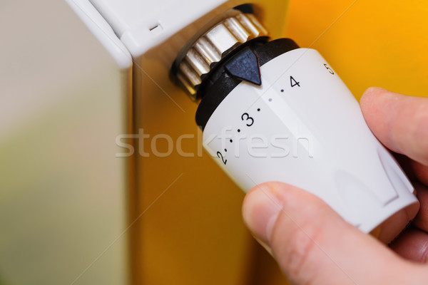 Hand radiator opslaan energie geld technologie Stockfoto © bubutu