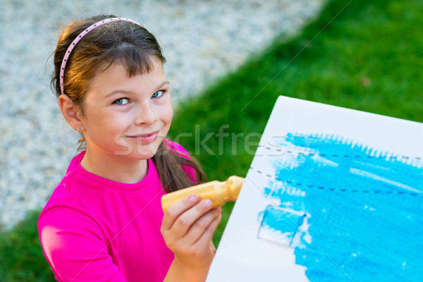 Jong meisje schilderij karton huis tuin papier Stockfoto © bubutu