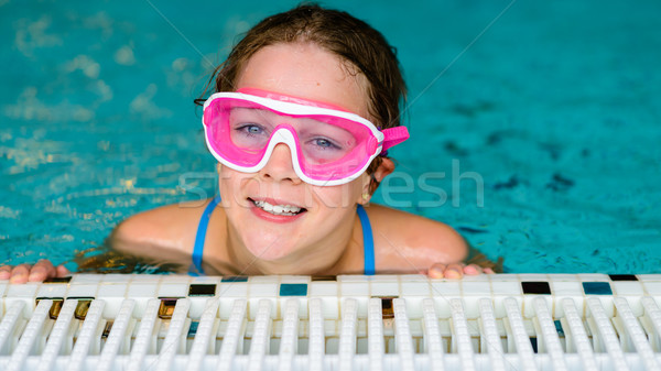 Foto stock: Cute · niña · feliz · rosa · gafas · de · protección · máscara · piscina