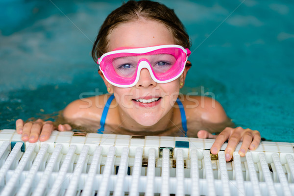 Stok fotoğraf: Sevimli · mutlu · kız · pembe · gözlük · maske · yüzme · havuzu