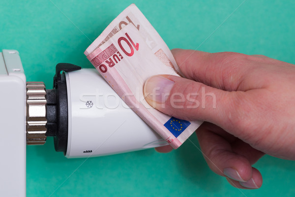 Radiátor termosztát bankjegy kéz víz közelkép Stock fotó © bubutu