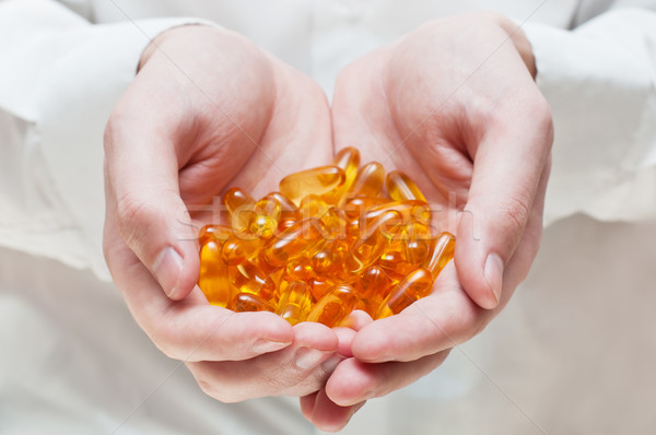 Artsen hand gel capsules omega3 visolie Stockfoto © burtsevserge