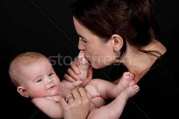 Macierzyństwo miłości matka całując cenny baby Zdjęcia stock © BVDC