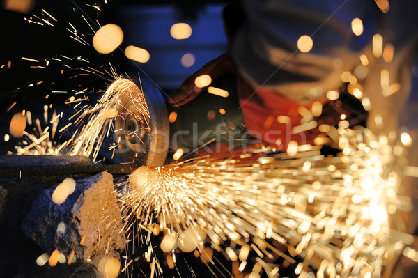 Arbeitnehmer Schneiden Metall Schleifer Funken Hand Stock foto © byrdyak