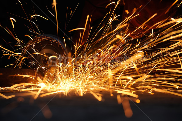 Arbeitnehmer Schneiden Metall Schleifer Funken Hand Stock foto © byrdyak