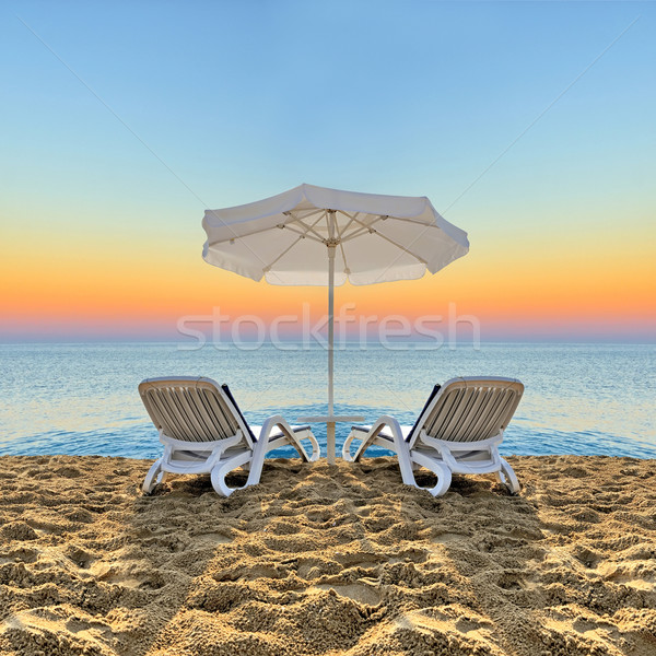 Leżak biały parasol plaży piasku niebo Zdjęcia stock © byrdyak