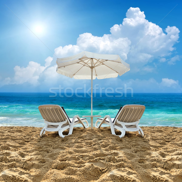 Leżak biały parasol plaży piasku niebo Zdjęcia stock © byrdyak