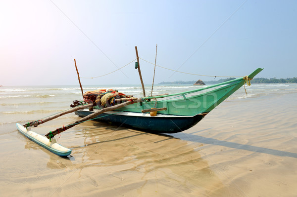 Fischerei Boote ruhend leer Strand Sri Lanka Stock foto © byrdyak