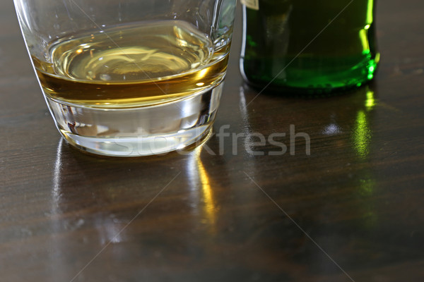 Malt küçük miktar viski oturma tablo Stok fotoğraf © ca2hill