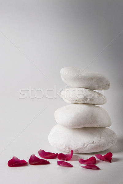 Roşu petale alb pietricele meditaţie Imagine de stoc © caimacanul