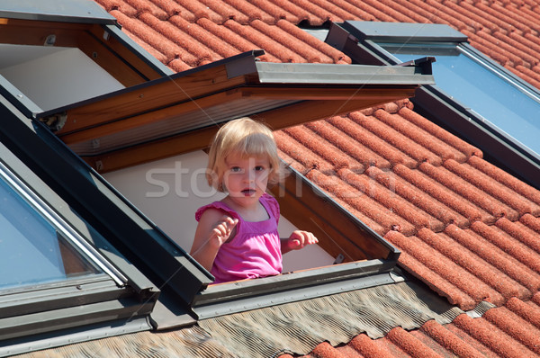 Fille petite fille toit fenêtre maison main Photo stock © Calek