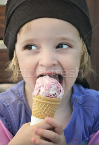 [[stock_photo]]: Crème · glacée · petite · fille · manger · enfants · heureux · enfants