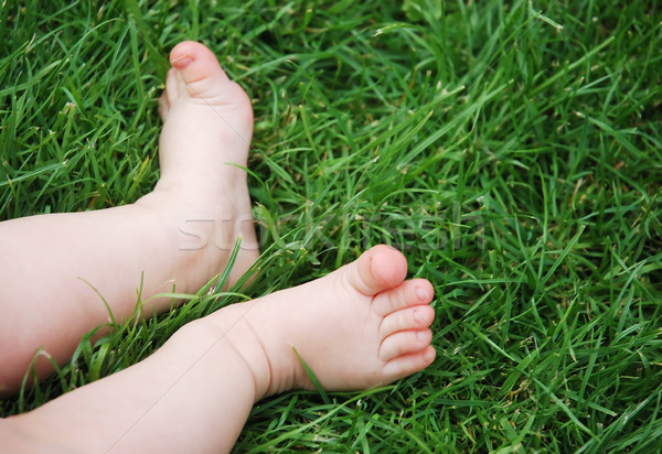 Stok fotoğraf: Bebek · ayak · ayaklar · çim · kız · doğa