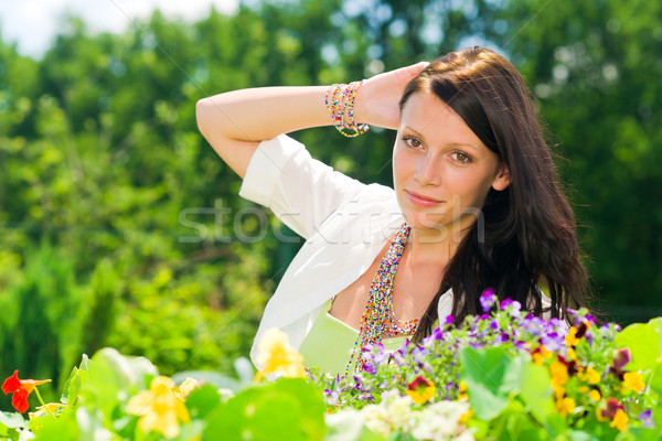 Stock foto: Sommer · Garten · Blume · schöne · Frau · romantischen · aussehen