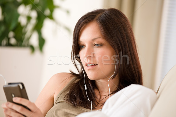 Frau halten hören Ohrhörer home Stock foto © CandyboxPhoto