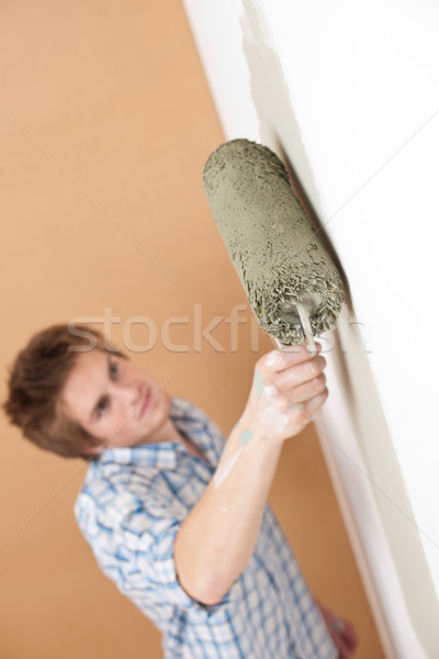 Foto stock: Mejoras · para · el · hogar · joven · pintura · pintura · pared · casa