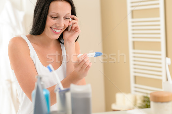 Uśmiechnięta kobieta pozytywny test ciążowy wynikać wygląd wzywając Zdjęcia stock © CandyboxPhoto