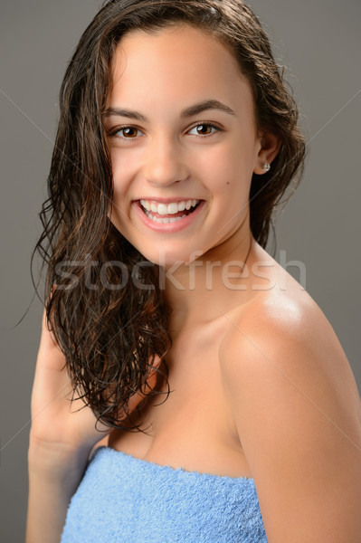 Tinilány nedves hajápolás mosolyog barna hajú érintés Stock fotó © CandyboxPhoto