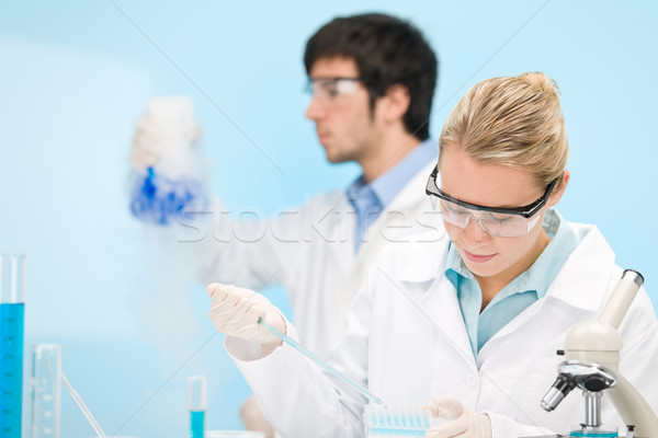 Gripa virus experiment om de ştiinţă laborator microscop Imagine de stoc © CandyboxPhoto