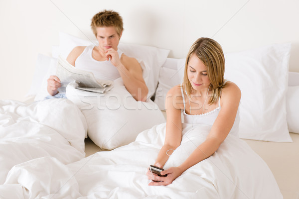 Foto stock: Relajarse · cama · escuchar · música · blanco