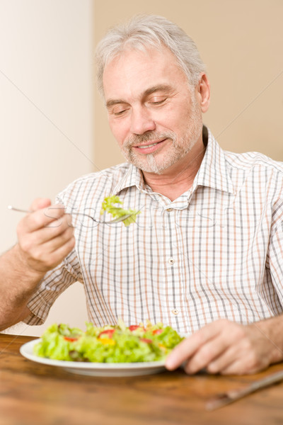 Supérieurs homme mûr manger légumes salade table en bois [[stock_photo]] © CandyboxPhoto