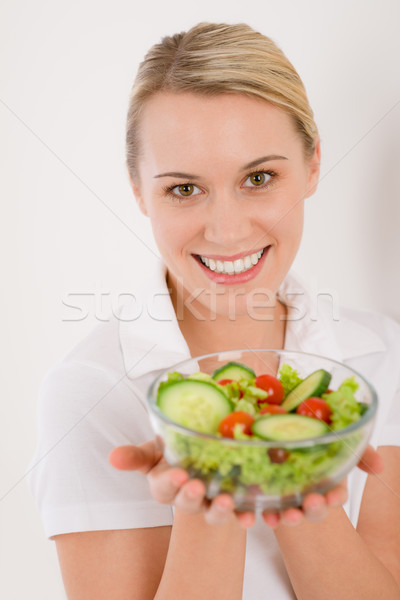 Stockfoto: Glimlachende · vrouw · plantaardige · salade · witte · vrouw