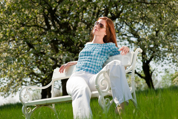 Foto stock: Mulher · jovem · relaxante · flor · árvore · primavera